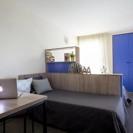 Residencia Universitaria Resa Hernan Cortes *